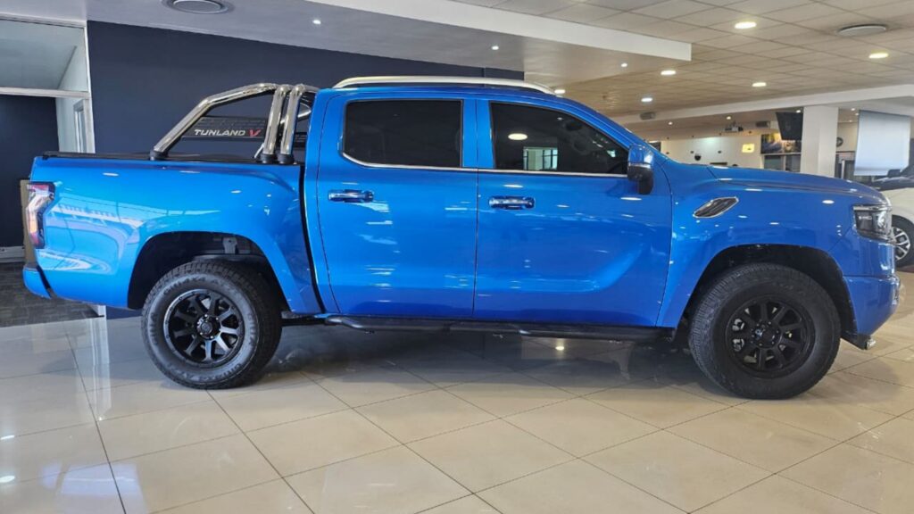 Foton Tunland V9 2.0D VLX Double Cab 4x2 Auto Side View